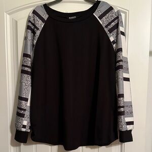 ***SOLD*****

Size 18-20 BloomChic Black and Gray Long Sleeve Top